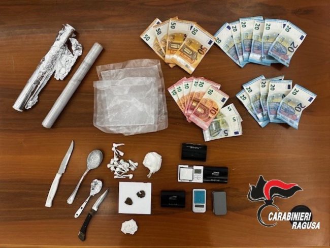 Ragusa, spaccio di droga tra le vie del centro: 2 arresti, di cui un minorenne
