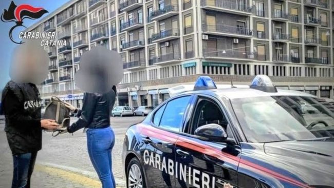 Scippo in pieno centro a Catania: arrestato 47enne, denunciato il complice