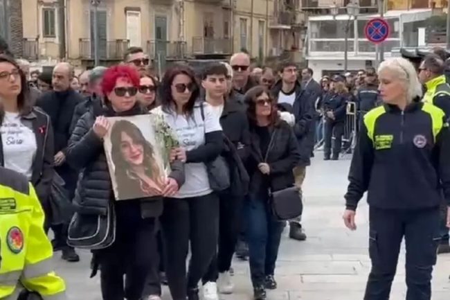 Oggi l’ultimo saluto di Sara Campanella: la bara bianca, il palloncino rosa e le magliette con la frase “No Violenza”