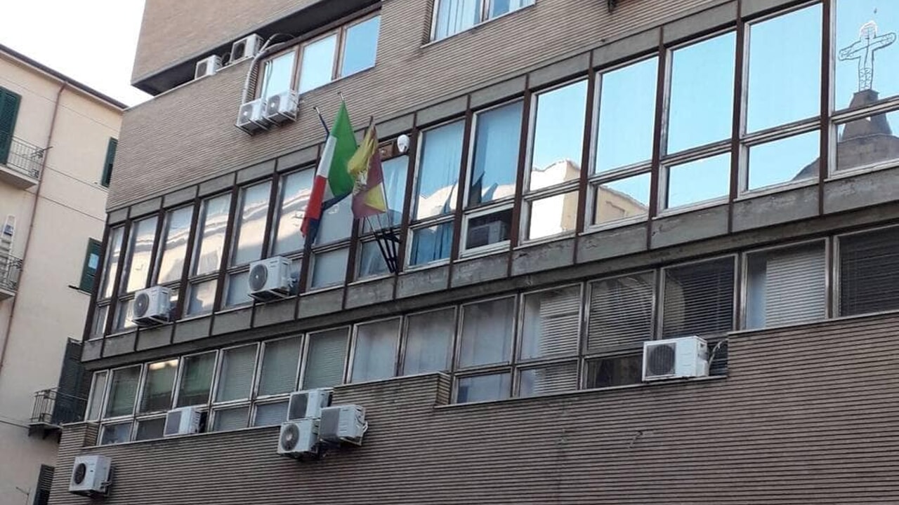 Nasconde un telefono nello spogliatoio per filmare le colleghe: lo scandalo all’Asp di Palermo