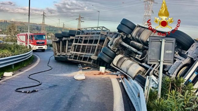 Tir si ribalta lungo la Tangenziale: chiuso svincolo Catania nord