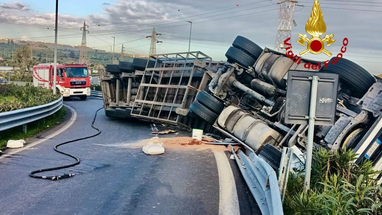 Tir si ribalta lungo la Tangenziale: chiuso svincolo Catania nord