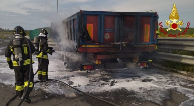 Incendio sulla Augusta-Lentini: mezzo pesante in fiamme