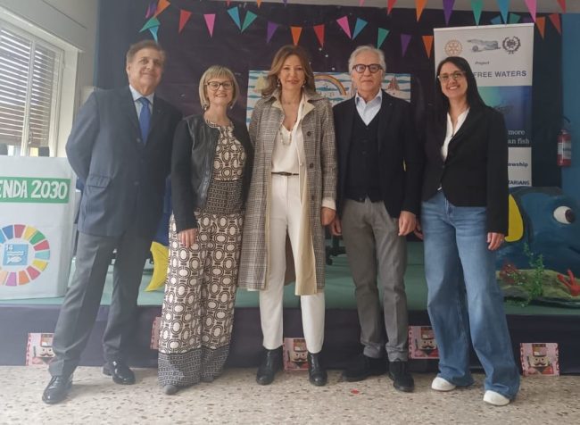 Catania, il Rotary Club porta il mare in classe: “Plastic Free Waters” alla ‘De Roberto’