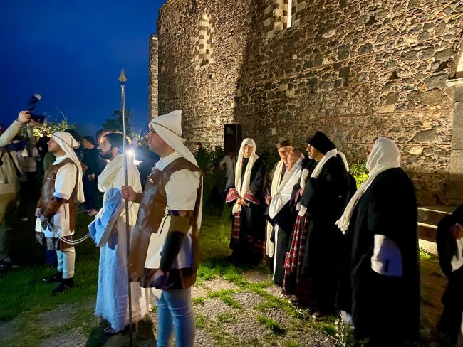 A Paternò l’Istituto “Rapisardi” fa rivivere la tradizione della “Passio Christi” nella Domenica delle Palme 2025