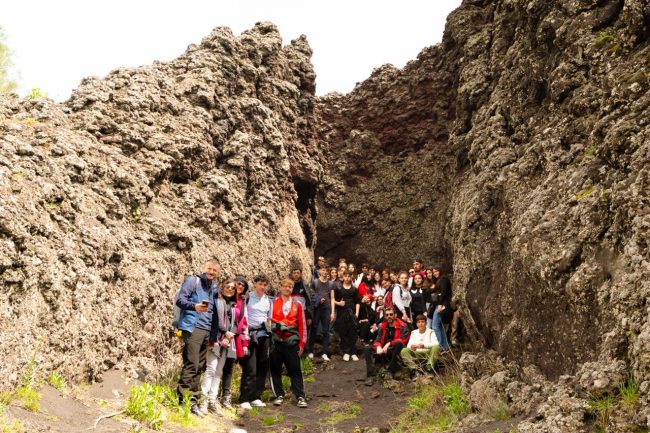 Alla scoperta dell’Etna: gli studenti del Cannizzaro in escursione sui crateri di Monte Grosso e Monte Gemmellaro