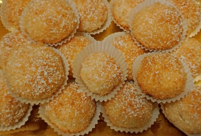 Biscotti al cocco con soli tre ingredienti, la ricetta per stupire i propri ospiti