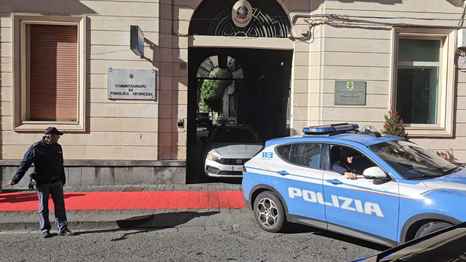 Automobilisti di Acireale importunati al semaforo da un nigeriano: feriti poliziotti durante l’arresto