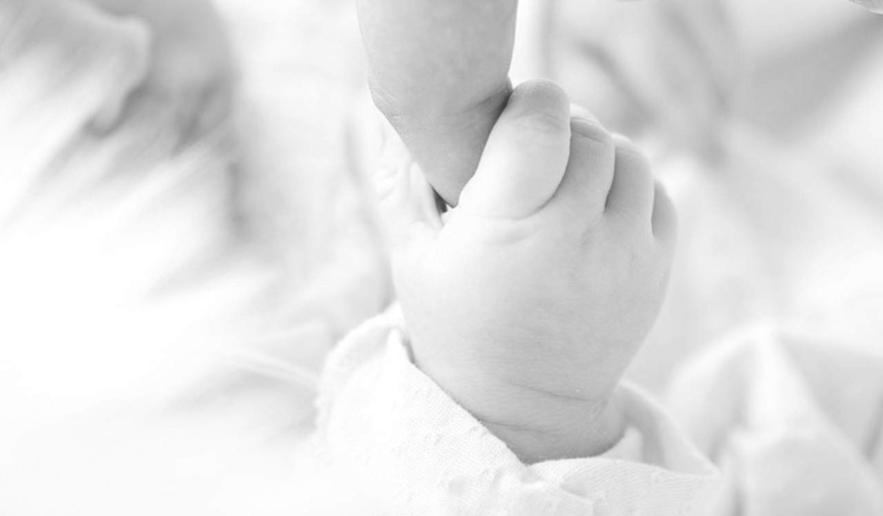 Il “volo” dal balcone senza ritorno di una neonata e quel “grido” inascoltato di una madre