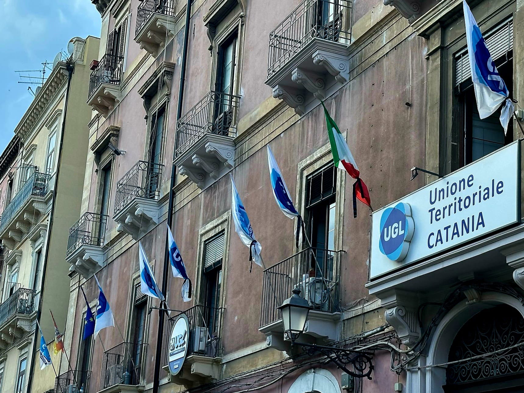 Primo maggio, bandiere listate a lutto alla Ugl di Catania: “Troppi morti sul lavoro, serve un giro di vite”