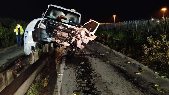 Incidente a Belpasso: furgone fuori controllo finisce contro lo spartitraffico