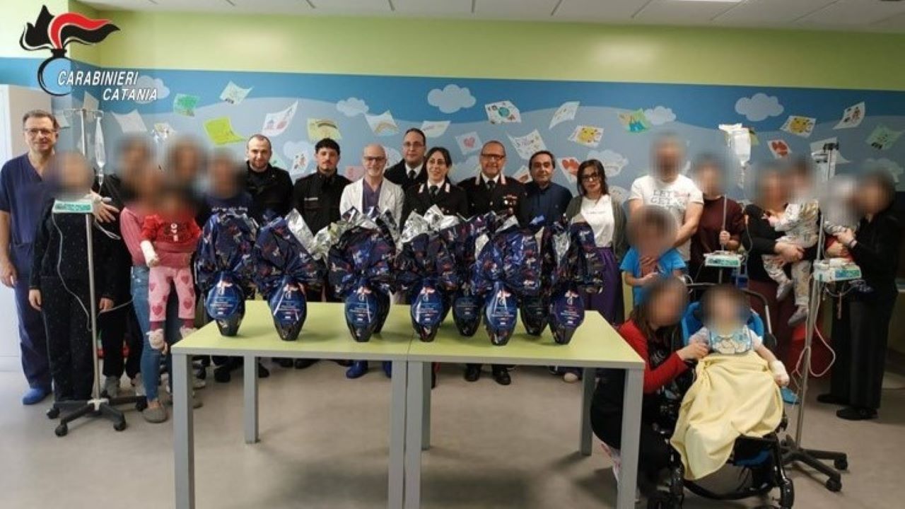 Carabinieri di Catania regalano uova di Pasqua ai bimbi ricoverati all’ospedale San Marco