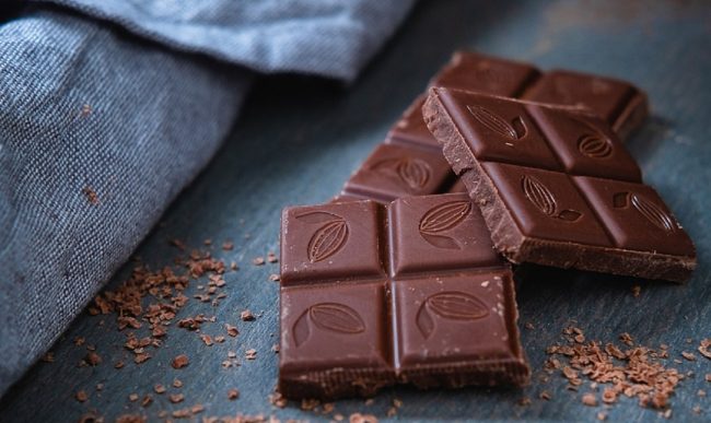 Quadrotti al cioccolato e al cocco, la ricetta ideale per smaltire le uova di Pasqua