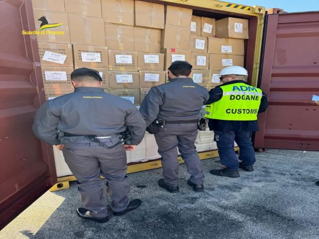 Controlli nel porto commerciale di Augusta: sequestrati quasi 15mila articoli