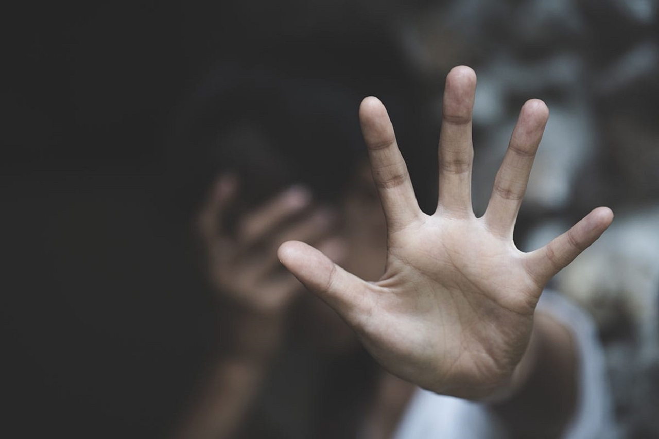 Violentò la cuginetta di 8 anni in lacrime: condannato a 10 anni
