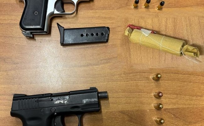 Una pistola carica sotto la maglia, un’altra negli slip e un ordigno in casa: un arresto a Catania