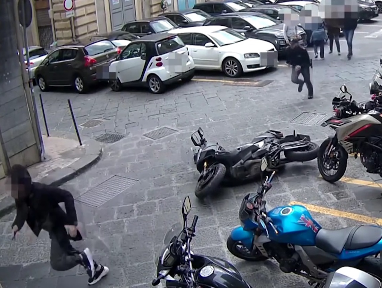 Catania, sfugge al controllo di Polizia e travolge agente: arrestato per resistenza e lesioni – VIDEO
