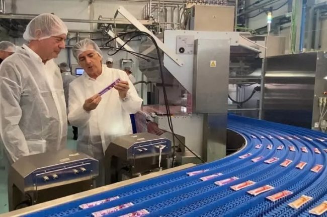 Il ministro Urso in visita allo stabilimento Dolfin nel Catanese: “Simbolo dell’identità italiana”