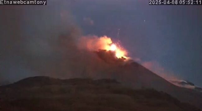 Etna in eruzione: boati e possibile dispersione di nube vulcanica verso sud-est. Allerta rossa volo