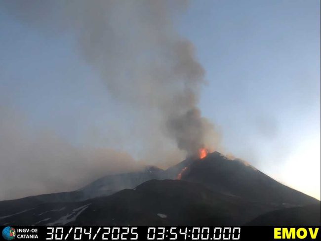 Etna in eruzione: dalla notte fontane di lava e ricaduta di lapilli
