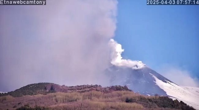 Etna, attività stromboliana dal cratere di Sud-Est: nube eruttiva e allerta rossa per i voli