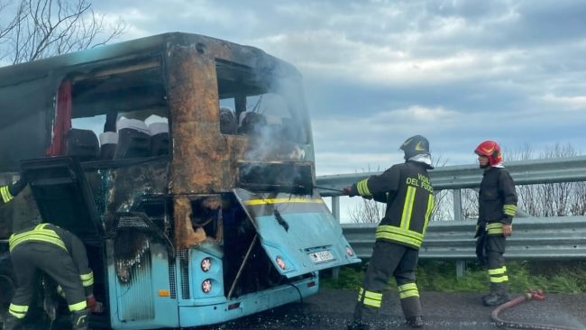 Bus prende fuoco sulla Catania-Messina