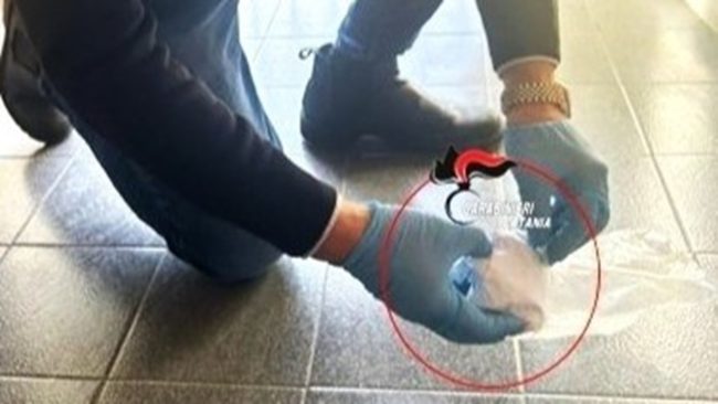 Aspettava i clienti sull’uscio di casa: arrestato giovane pusher a Catania