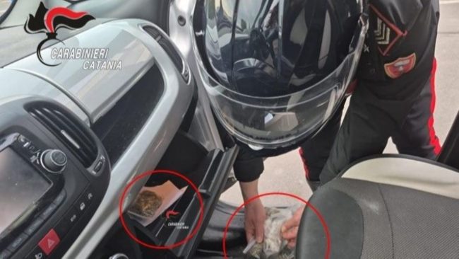 Beccati in macchina con la droga: due arresti per spaccio a Catania