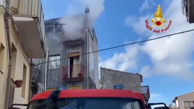 Incendio in un appartamento di Roccafiorita. Tutta colpa di un fulmine