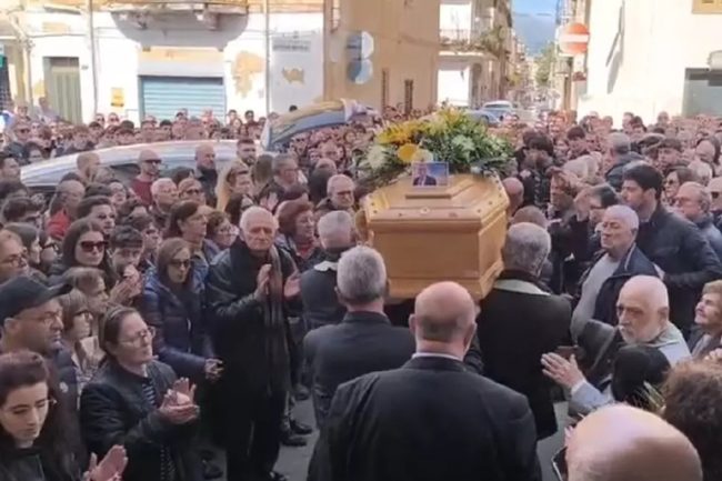 Partinico dà l’ultimo saluto a Gioacchino Vaccaro, ucciso per difendere il figlio