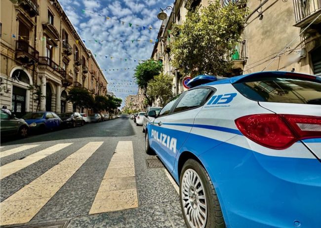 Spacca il finestrino di un minivan e ruba degli zaini: arrestato catanese