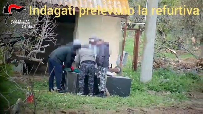 Rubano 3 mezzi pesanti e una cassaforte con oltre 100mila euro di preziosi: 7 arresti a Catania
