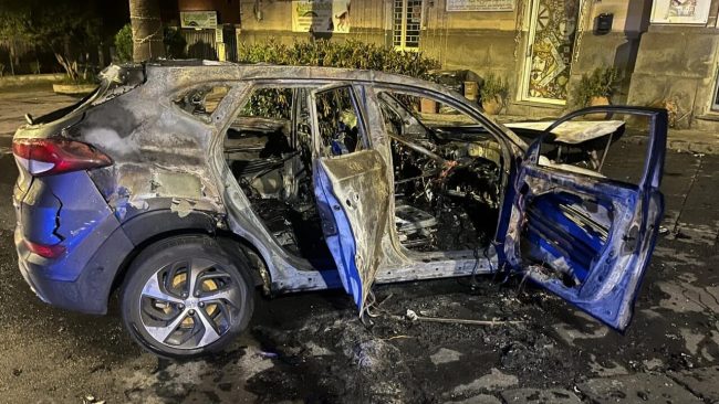 Incidente stradale ad Acireale, 6 giovani feriti e auto in fiamme