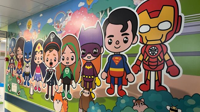 Un murales per i bambini: carabinieri e supereroi colorano la Pediatria del Cannizzaro di Catania