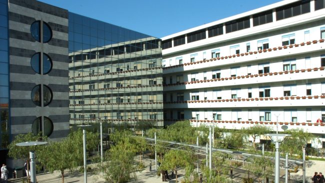 Morta per sepsi a 37 anni dopo un intervento: 4 sanitari rinviati a giudizio