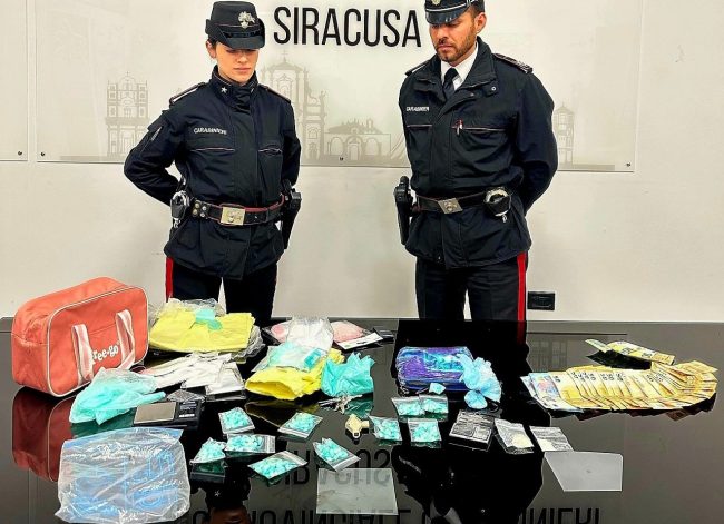 Blitz in una piazza di spaccio a Siracusa, oggetti del sequestro 247 dosi di crack