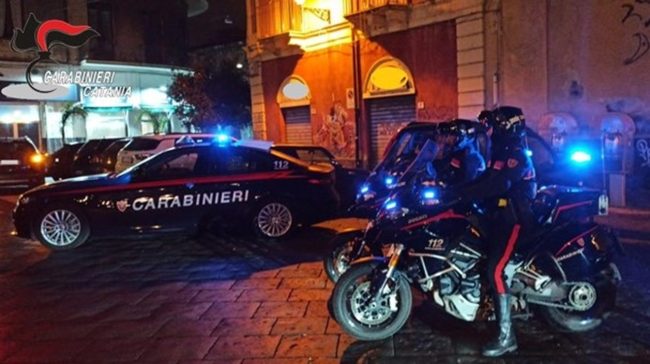 Picchia moglie e figlia per ottenere denaro, poi minaccia la compagna con un coltello: arrestato 39enne