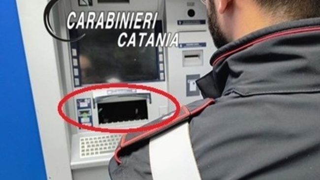 Tenta di scassinare lo sportello ATM: denunciato 58enne a Catania