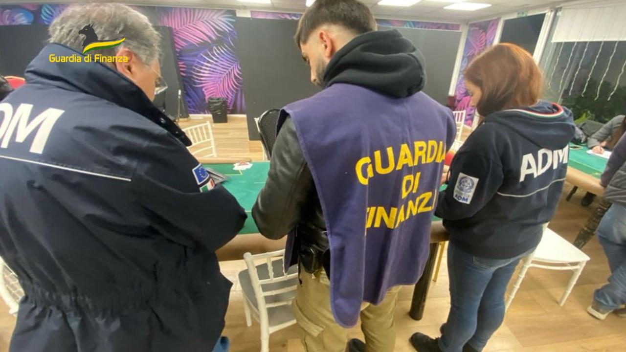 Palermo, scoperte due bische clandestine: sequestrate sale da poker nei quartieri Kalsa e Malaspina