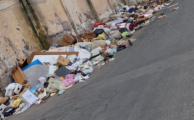 Rifiuti e discariche abusive nel centro storico di Catania: urge un intervento mirato