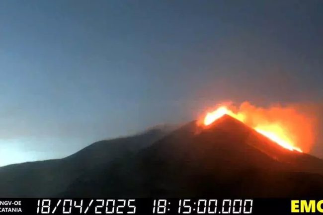 Etna, riprende l’attività stromboliana al cratere di Sud-Est: allerta Vona arancione