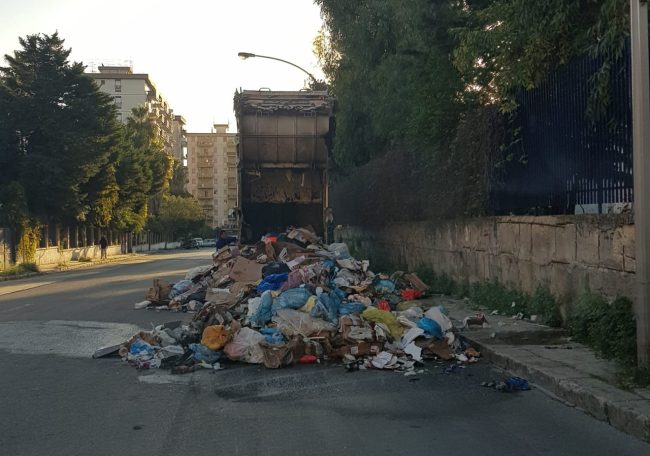 Paura a Palermo, rischio incendio su un compattatore Rap: trovate batterie al litio nei rifiuti