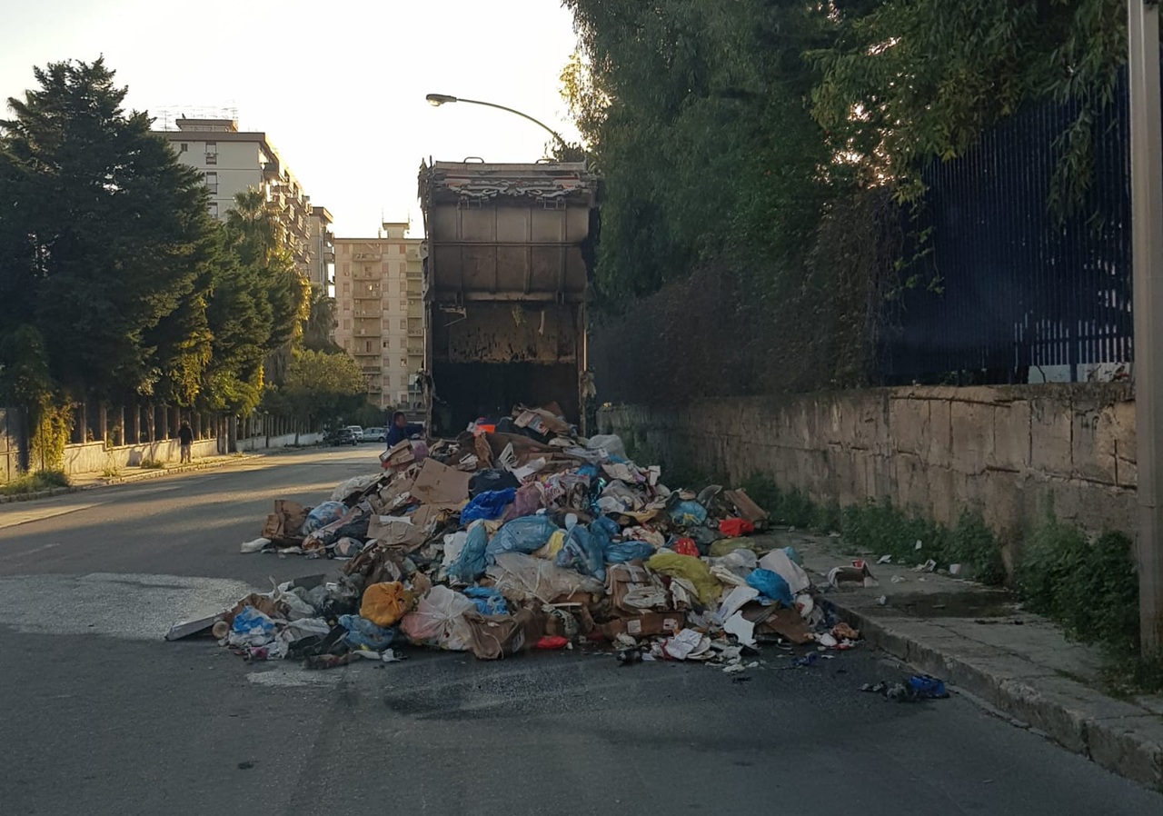 Paura a Palermo, rischio incendio su un compattatore Rap: trovate batterie al litio nei rifiuti