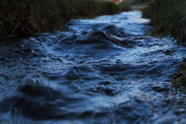 Fiume agrigentino con acqua completamente bianca: si teme il pericolo inquinamento