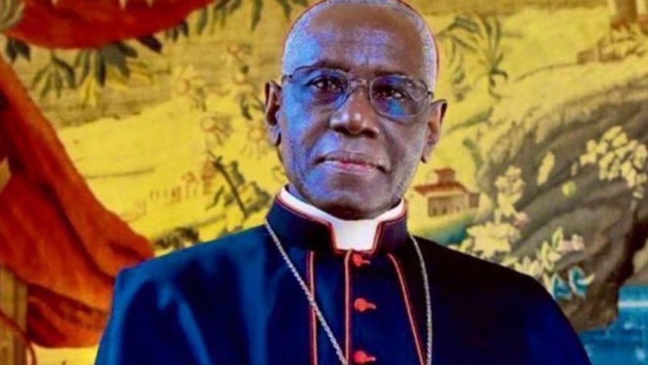 Robert Sarah il prossimo Papa? Commenti razzisti sui social