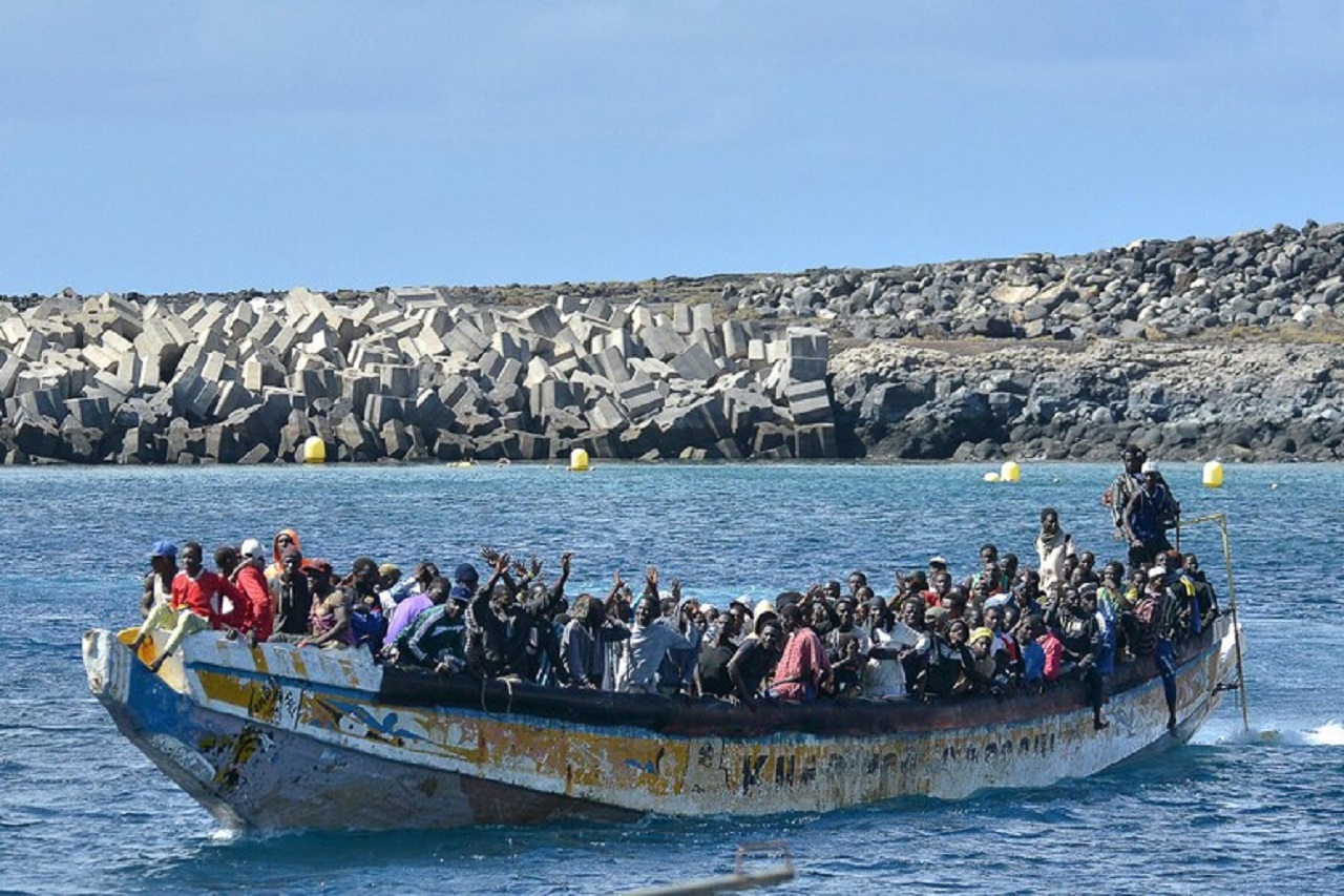 Lampedusa, boom di sbarchi dall’alba di oggi. Ci sono migranti feriti