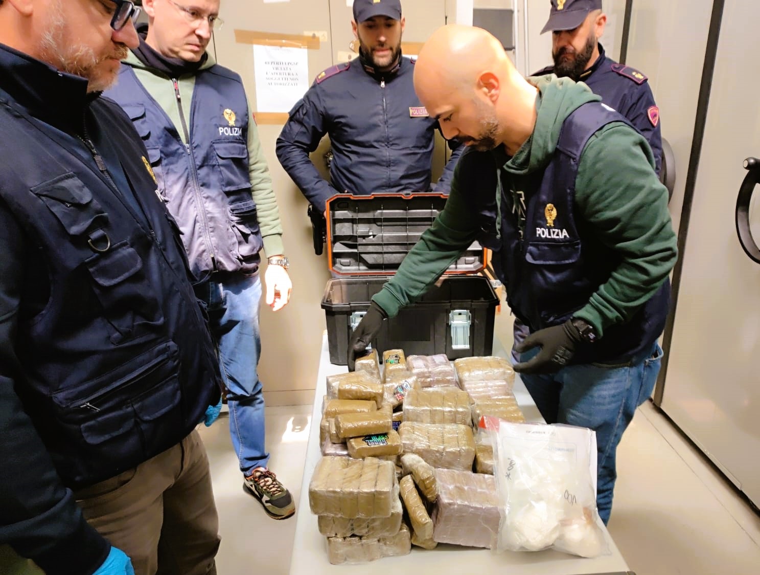 Maxi sequestro di droga a Gela: era nascosta in un garage Maxi sequestro di droga a Gela: era nascosta in un garage