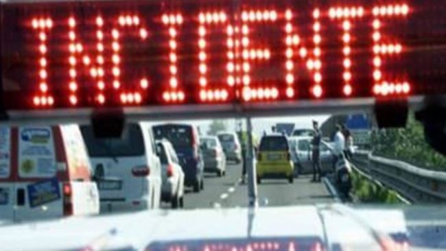 Incidente a Scopello, auto tampona moto e fugge. Grave una donna