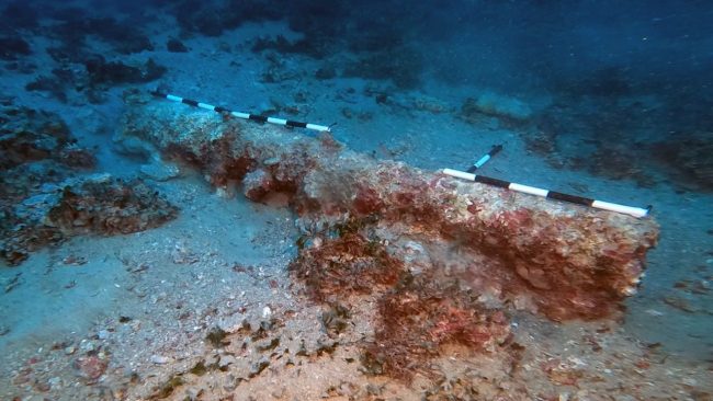 Un timone e un cannone in ferro nei fondali di Fontane Bianche. Possibile fil rouge con la Battaglia di Capo Passero