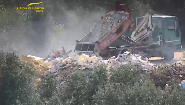 Traffico illecito di rifiuti a Palermo: 2 imprenditori nei guai, sequestrata discarica di 11mila mq
